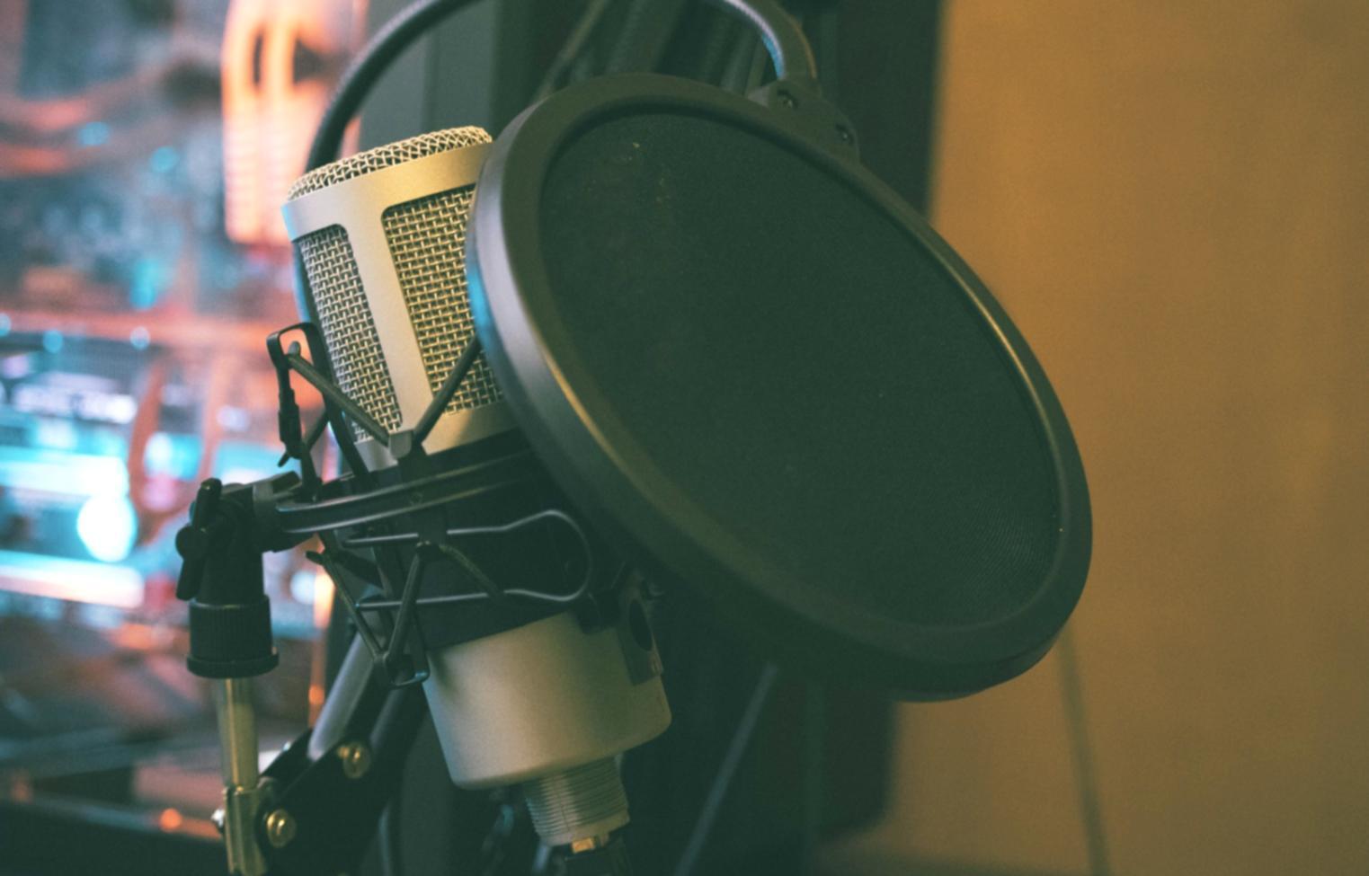 Journalistische Arbeitsumgebung mit Recherchematerialien